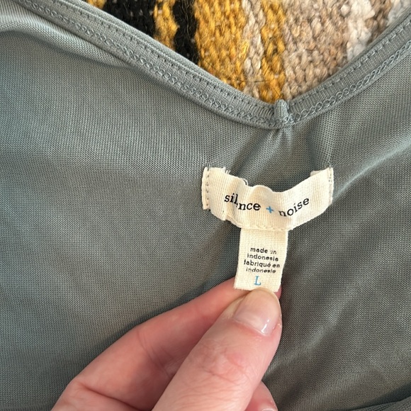 Silence + Noise Tank - Picture 4 of 5